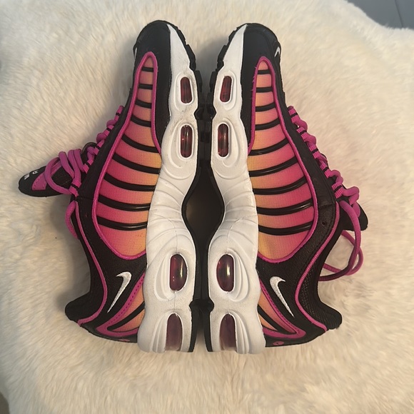 2020
Wmns Air Max Tailwind 4 'Fire Pink' - Picture 3 of 5